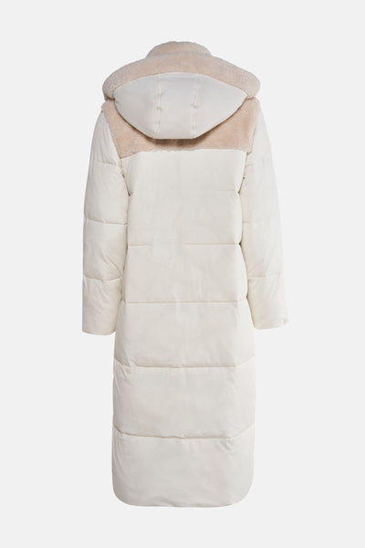 Veste longue écru de MEXX avec capuche bordée de fausse fourrure beige, matelassage horizontal.