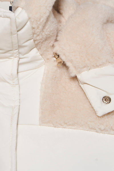 Veste longue écru de MEXX avec détails en peau lainée et fermeture éclair dorée.