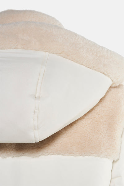 Veste longue écru de MEXX, avec bordure en peau lainée douce et détails de couture minimalistes.