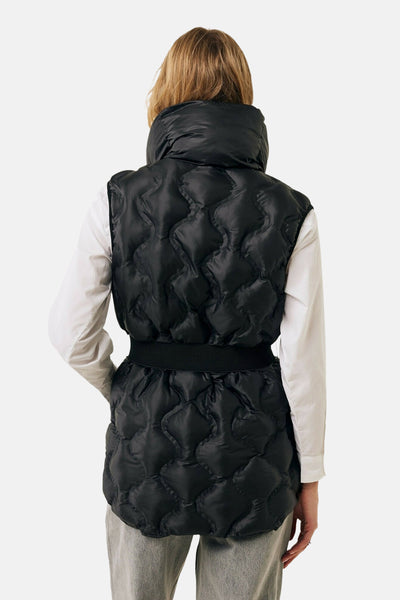 Veste courte noire matelassée de MEXX, avec ceinture élastique et col montant.