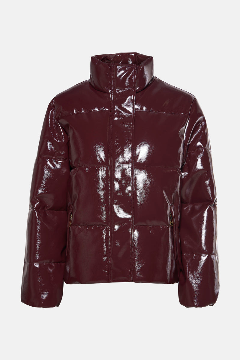 Veste courte bordeaux en similicuir par MEXX, avec un col montant et un fini brillant.
