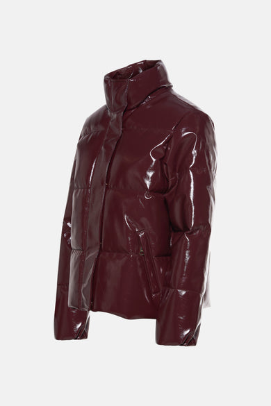 Veste courte bordeaux de MEXX, style matelassé et brillante, à col montant.
