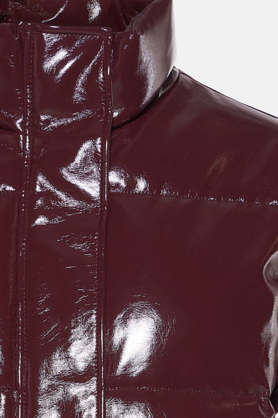 Veste courte bordeaux en vinyle par MEXX, avec un col montant et un aspect brillant.
