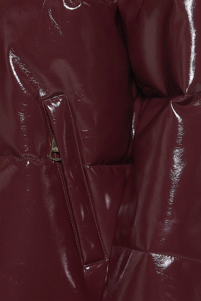 Veste courte bordeaux de MEXX, tissu verni brillant avec poche zippée visible.