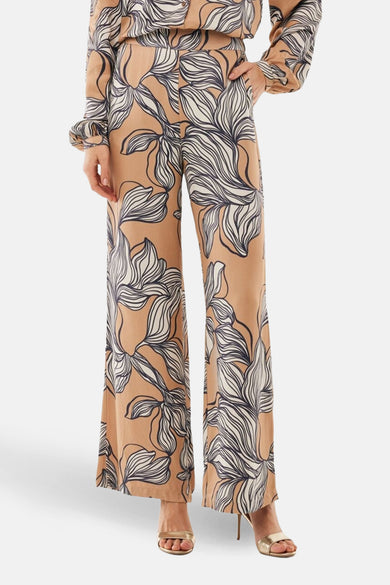 Multikleurige broek van MEXX met een abstracte bloemenprint in de kleuren beige, gebroken wit en marineblauw.