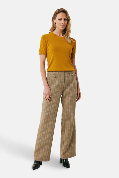 Pantalon multicolore de MEXX, à motif à carreaux texturé et coupe évasée, porté avec un chemisier jaune moutarde.