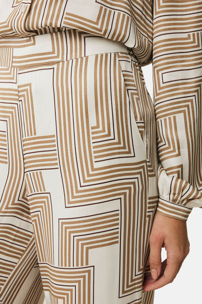 Pantalon beige à rayures géométriques by MEXX, avec une poche latérale visible et une texture lisse.