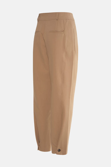Beige kostuumbroek van MEXX, met zijzakken en een knoopdetail aan de zoom, zijaanzicht.