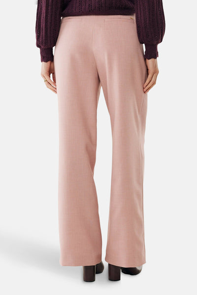 Roze broek van MEXX, uitlopend model, met een bordeauxrode gebreide trui.