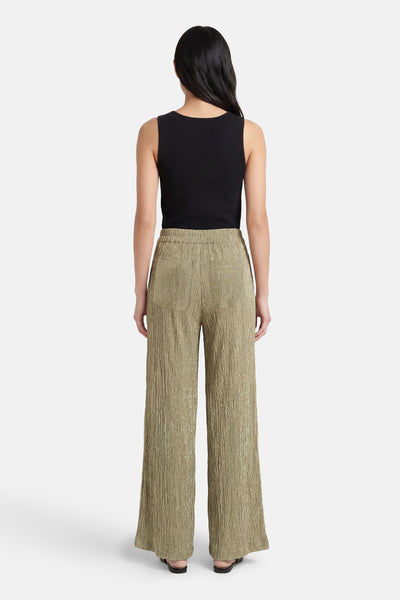 Gouden geplooide broek van MEXX, losse pasvorm, met een mouwloze zwarte top.
