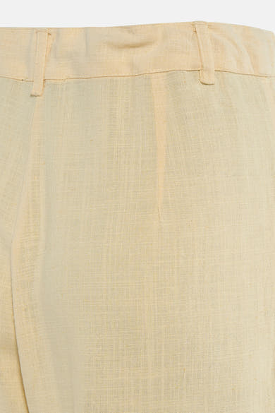 Pantalon jaune de MEXX, montrant la texture du tissu et les passants de ceinture.