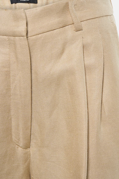 Korte beige short van MEXX met een nette pasvorm, een duidelijke vouw en een fijne textuur.