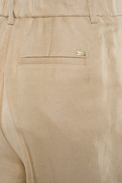 Korte beige short van MEXX, met een paspelzak aan de achterkant en een discreet logo.