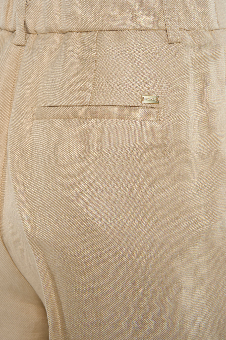 Korte beige short van MEXX, met een paspelzak aan de achterkant en een discreet logo.