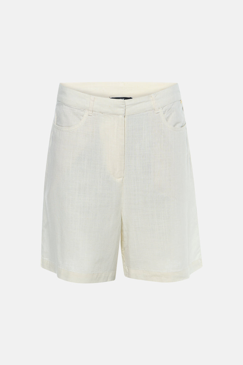 Korte witte short van MEXX, in getextureerd linnen, met riemlussen.
