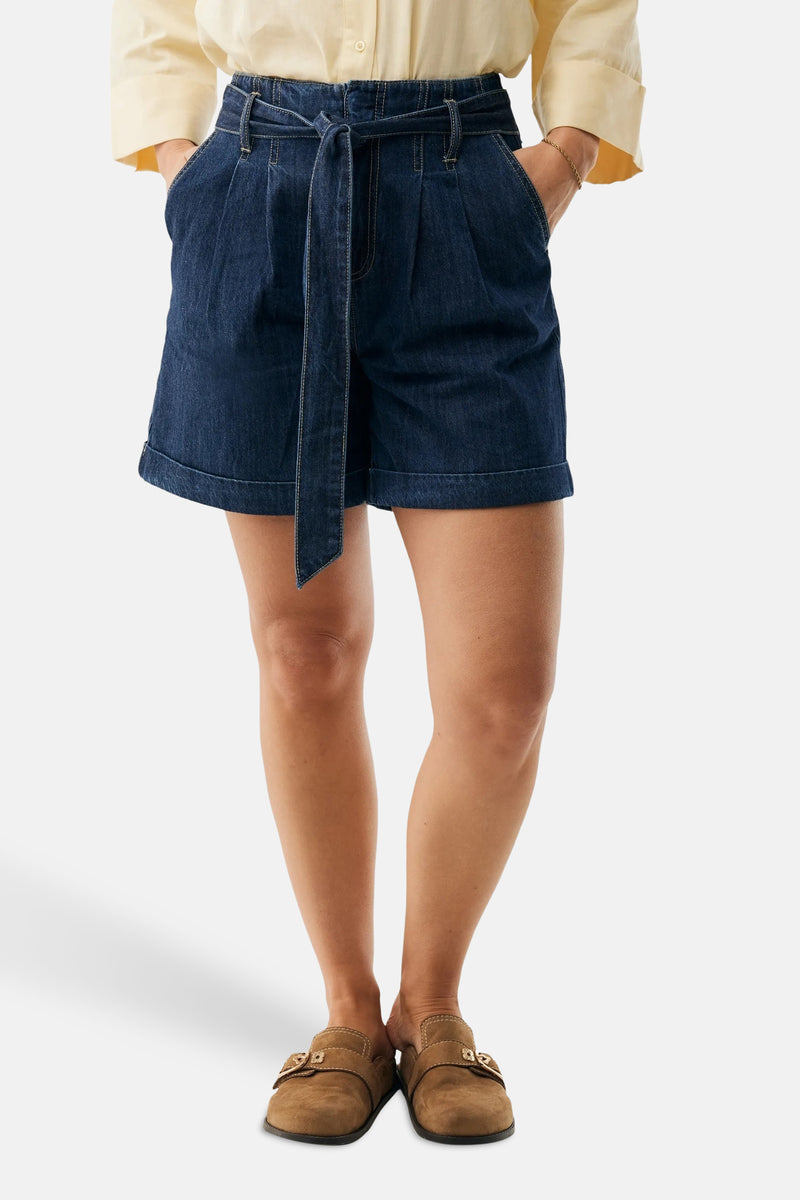 Short en jean bleu foncé de MEXX, avec ourlets roulés et poches arrière plaquées.