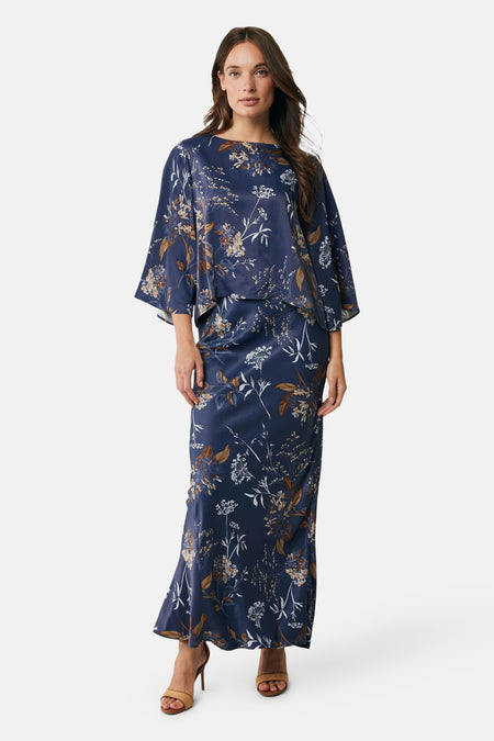 Lange blauwe rok van MEXX, met bloemenprint met beige hoge hakken.
