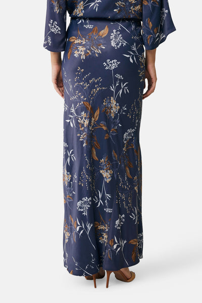 Lange blauwe rok van MEXX, bloemenprint met bruine bladeren en witte bloemen.