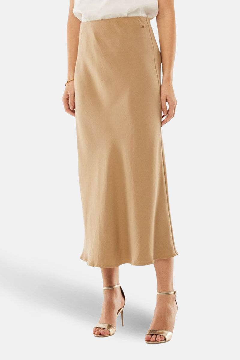 Beige 3/4 rok van MEXX, van achteren gezien, midi-lengte en afgewerkt met gouden naaldhakken.