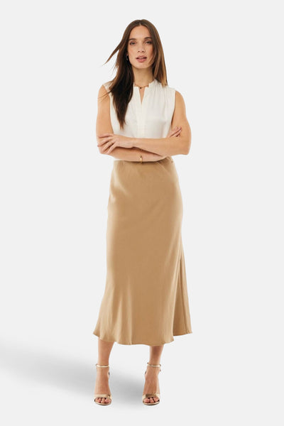 Jupe 3/4 beige de MEXX, de longueur midi et de style décontracté, portée avec un haut blanc sans manches et des sandales à talons.
