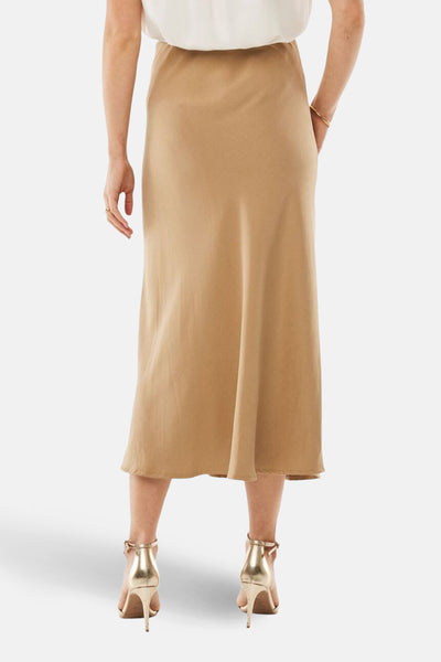 Jupe 3/4 beige de MEXX, vue de dos, longueur midi et finie par des talons aiguilles dorés.