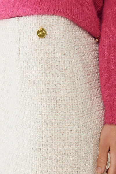 Ecru korte rok van MEXX, in getextureerd tweed met een decoratieve gouden knoop.
