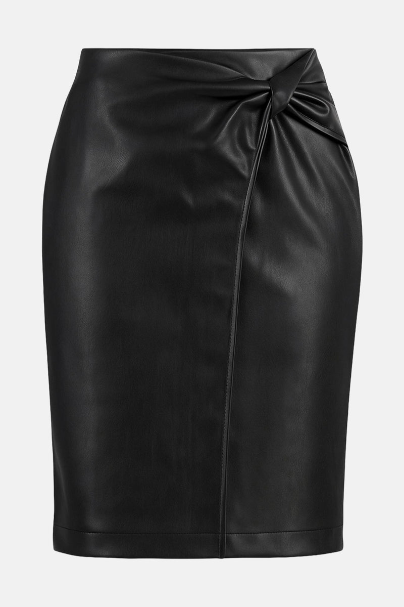 Jupe mi-longue noire en similicuir par MEXX avec détail noué à la taille.