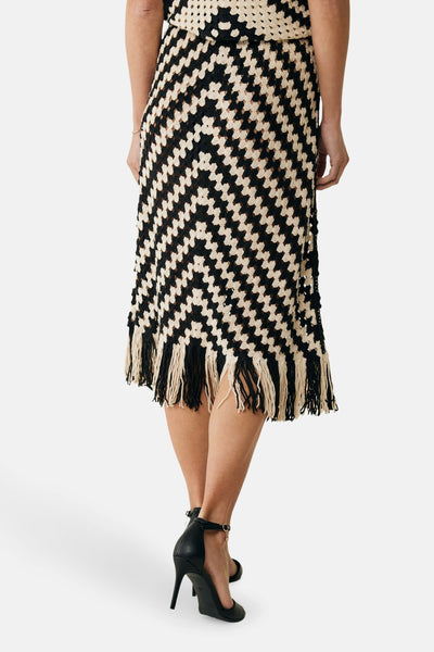 Jupe 3/4 noire en crochet de Mexx, motif géométrique bicolore et franges décoratives au bas.