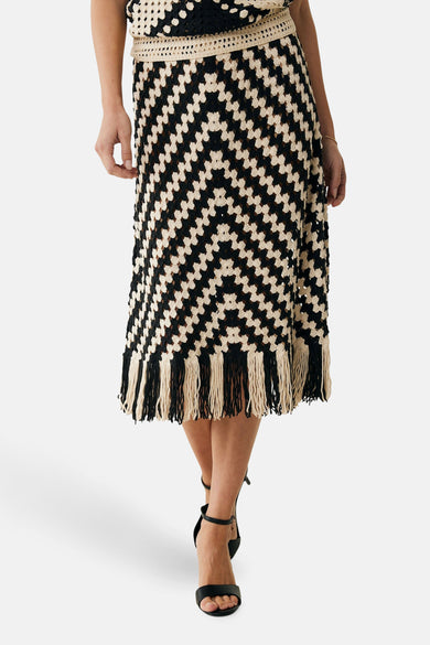 Jupe 3/4 noire van MEXX, à motif zigzag contrasté, avec détail de franges à l'ourlet.
