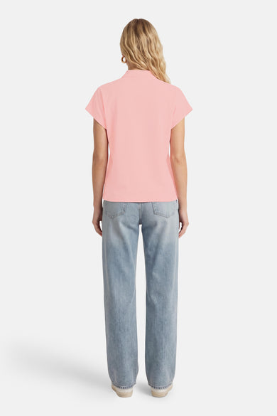 T-shirt rose de MEXX, porté avec un jean ample et des baskets blanches, vue de dos.
