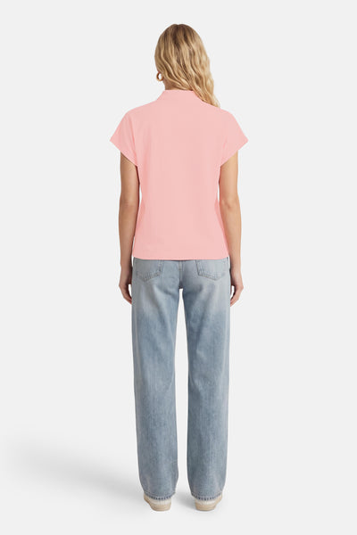 T-shirt rose de MEXX, porté avec un jean ample et des baskets blanches, vue de dos.