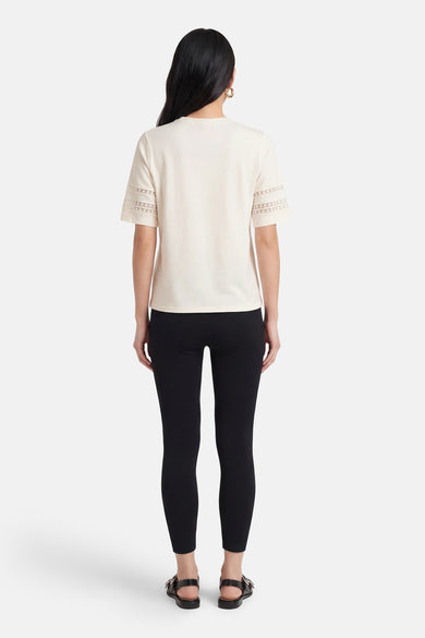 T-shirt blanc à manches courtes de MEXX, avec détails en dentelle aux manches.