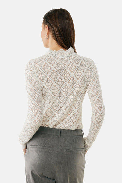 Wit T-shirt met lange mouwen van MEXX, met kanten patroon en opstaande kraag, gedragen met een grijze broek.