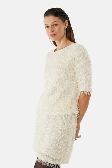 Ecru T-shirt met korte mouwen van MEXX, met decoratieve franjetextuur, gedragen met een bijpassende rok.