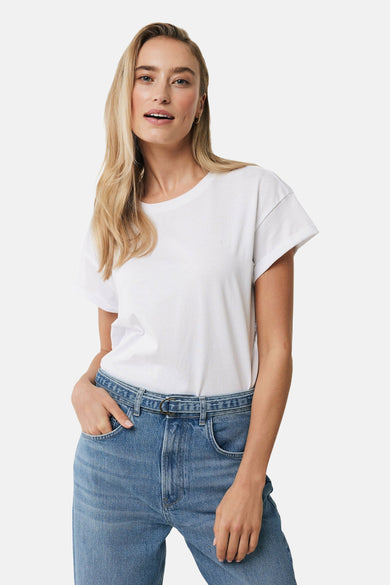 Wit T-shirt met korte mouwen van MEXX, gedragen met een blauwe jeans, achtergezicht.