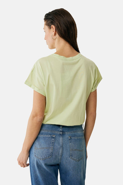 T-shirt vert à manches courtes de MEXX, porté avec un jean taille haute, vue de dos.