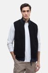Marineblauwe fleece bodywarmer van Barbour, gedragen over een wit overhemd met lange mouwen.