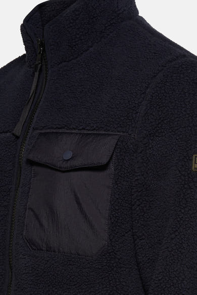 Marineblauwe fleecejas van Barbour, met een opgestikte zak met knoopsluiting aan de voorkant.
