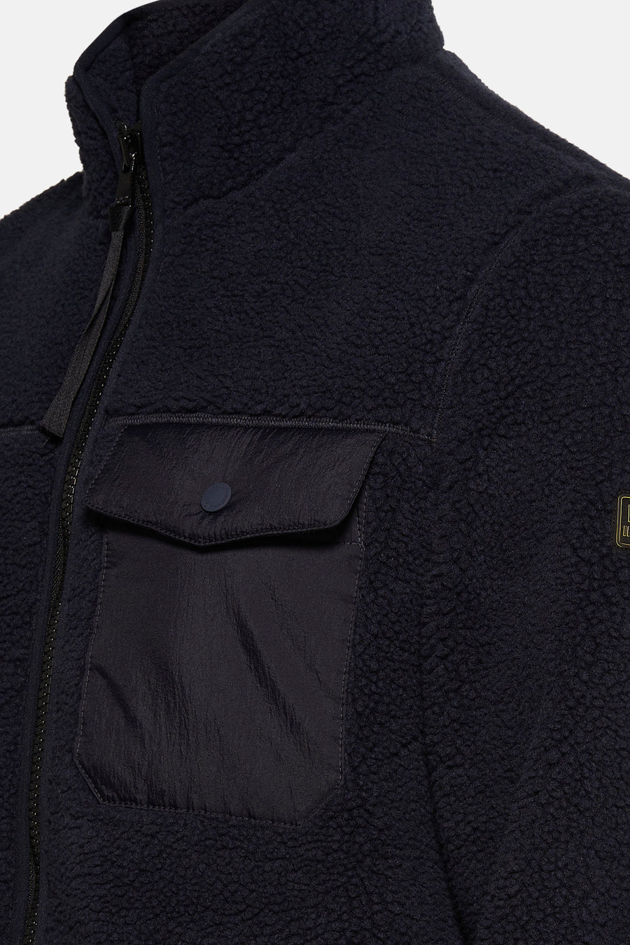 Marineblauwe fleecejas van Barbour, met een opgestikte zak met knoopsluiting aan de voorkant.