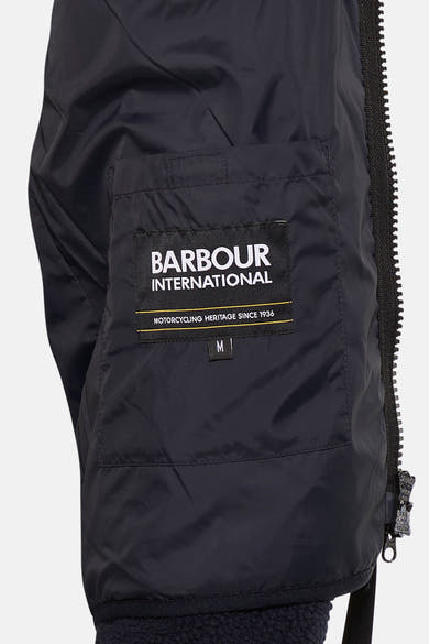 Blauwe jas van BARBOUR, met een binnenzak versierd met het merklogo en een ritssluiting aan de zijkant.