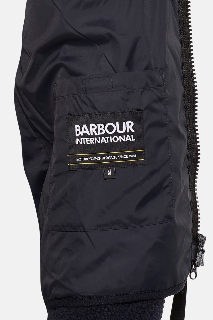 Blauwe jas van BARBOUR, met een binnenzak versierd met het merklogo en een ritssluiting aan de zijkant.