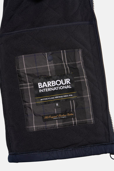Blauwe mouwloze jas van BARBOUR, met ruitpatroon op de zak en gewatteerde voering.