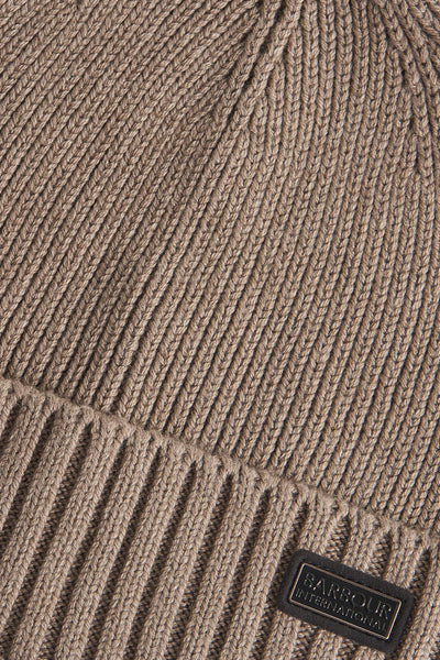 Bonnet beige en tricot côtelé de Barbour, avec un patch logo noir.