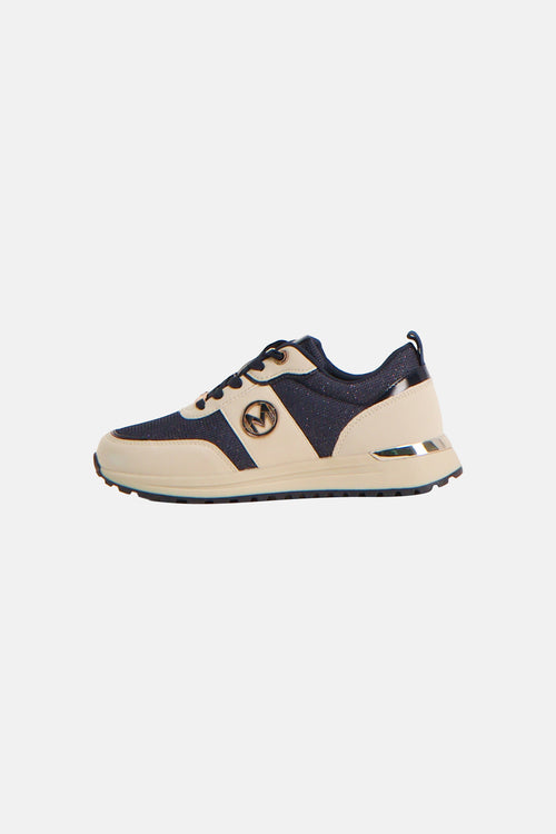 Blauwe MEXX sneakers met beige inzetten, zwarte veters en een gouden logo aan de zijkant.