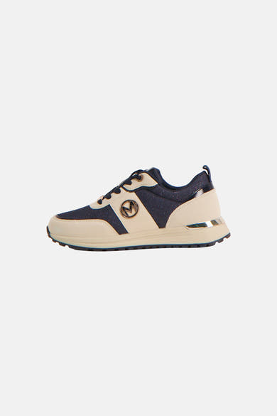Blauwe MEXX sneakers met beige inzetten, zwarte veters en een gouden logo aan de zijkant.