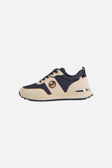 Baskets bleues de MEXX avec empiècements beiges, lacets noirs et logo doré sur le côté.