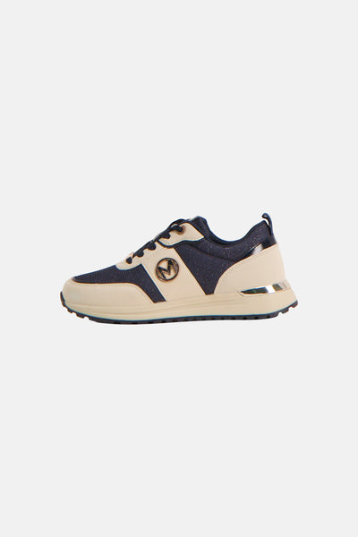 Baskets bleues de MEXX avec empiècements beiges, lacets noirs et logo doré sur le côté.