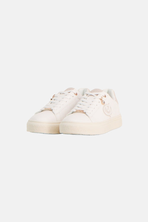 Witte MEXX leren sneakers met witte veters en gouden details, van voren in een lichte hoek op een witte achtergrond.