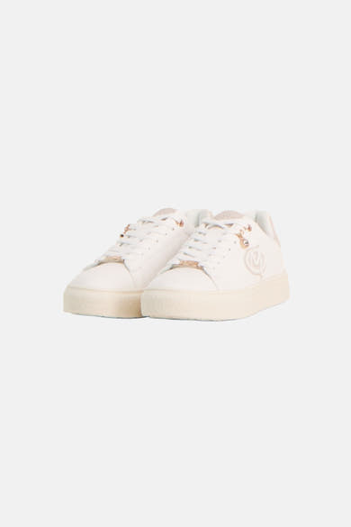 Witte MEXX-sneakers, crèmekleurige buitenzool met herhaald M-patroon en textuur, onderaanzicht.