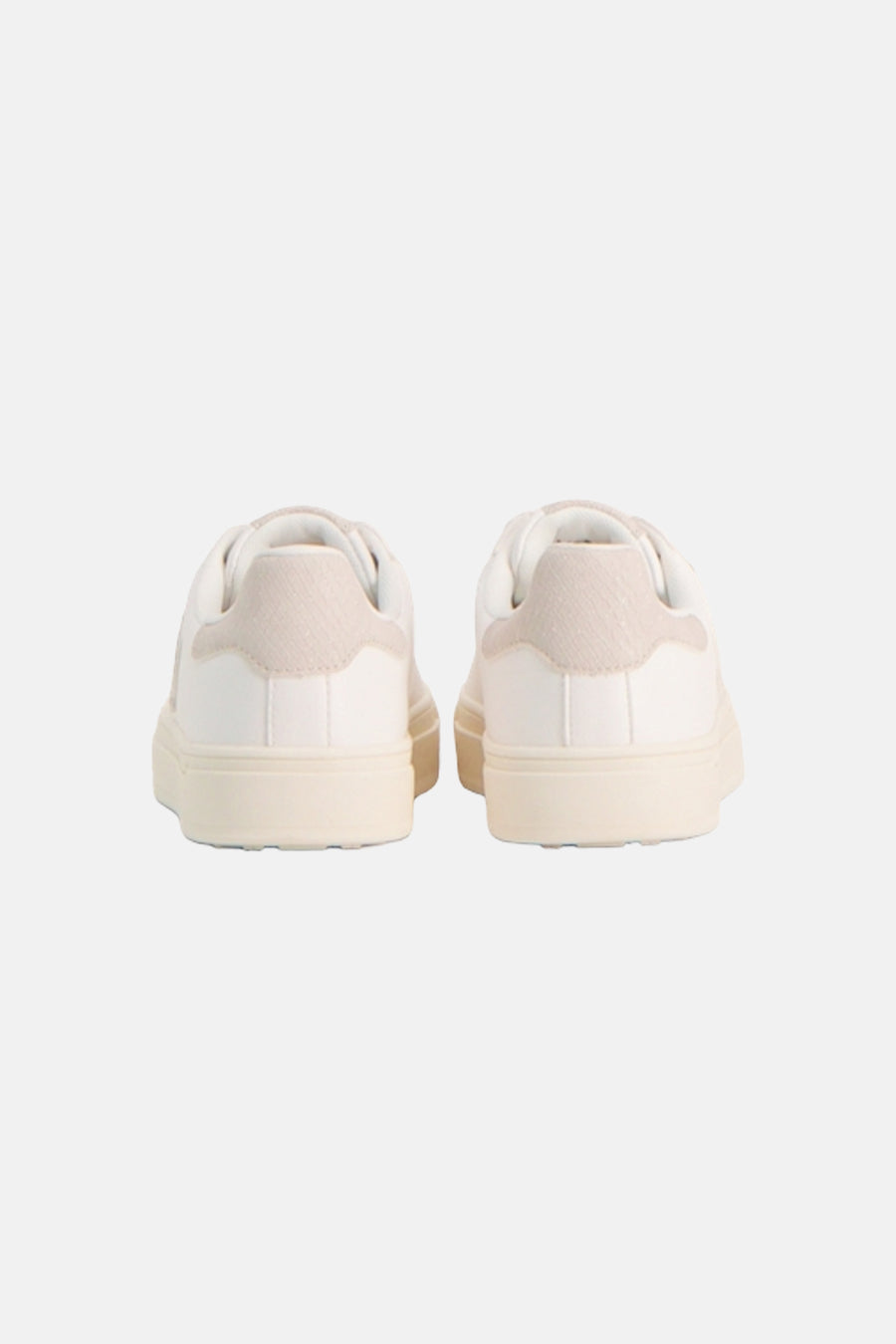 Baskets blanches de MEXX avec empiècements texturés beiges et semelles crème, vue de dos.